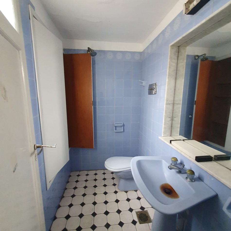 VENDO URQUIZA Y PERON. EXCELENTE CASA A REFACCIONAR