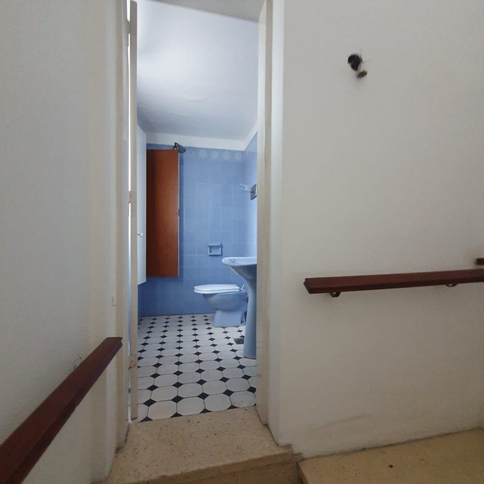 VENDO URQUIZA Y PERON. EXCELENTE CASA A REFACCIONAR