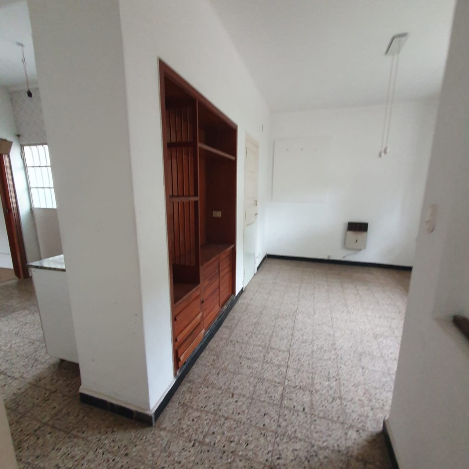 VENDO URQUIZA Y PERON. EXCELENTE CASA A REFACCIONAR