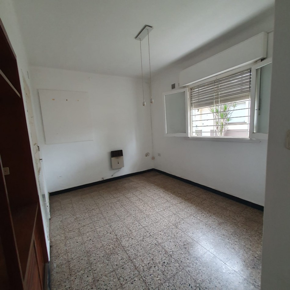 VENDO URQUIZA Y PERON. EXCELENTE CASA A REFACCIONAR