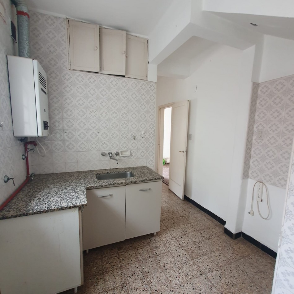 VENDO URQUIZA Y PERON. EXCELENTE CASA A REFACCIONAR