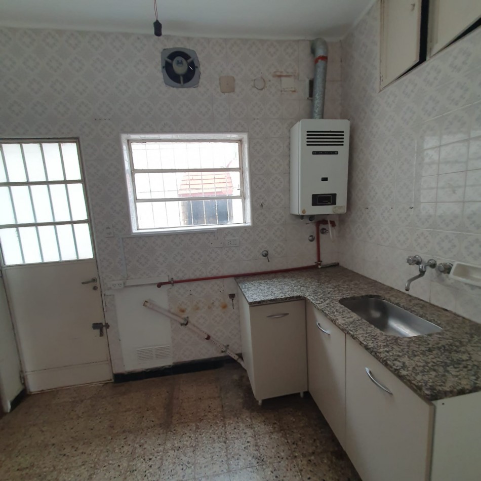 VENDO URQUIZA Y PERON. EXCELENTE CASA A REFACCIONAR