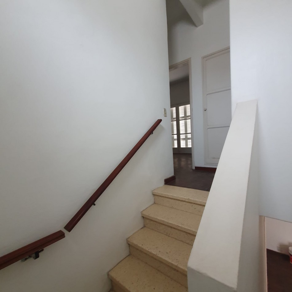 VENDO URQUIZA Y PERON. EXCELENTE CASA A REFACCIONAR