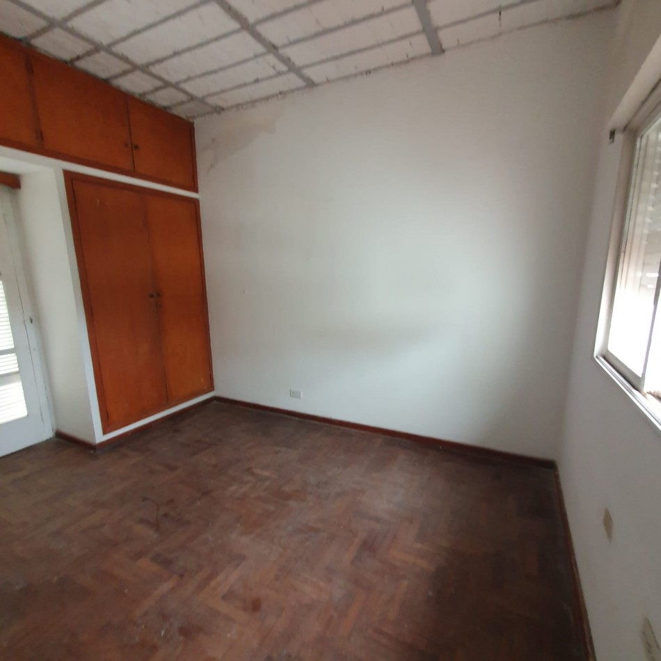VENDO URQUIZA Y PERON. EXCELENTE CASA A REFACCIONAR