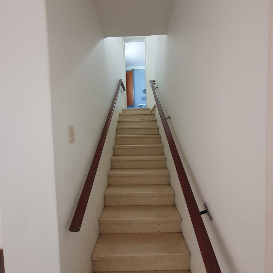 VENDO URQUIZA Y PERON. EXCELENTE CASA A REFACCIONAR