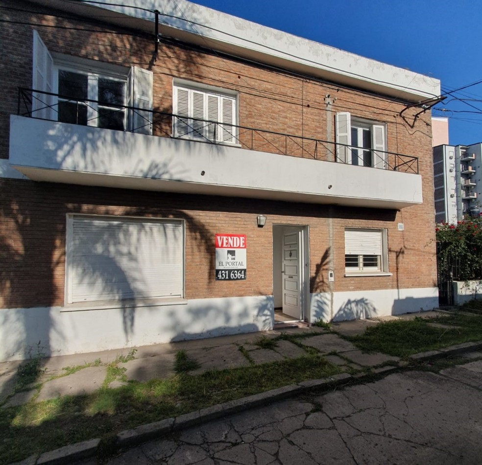 VENDO URQUIZA Y PERON. EXCELENTE CASA A REFACCIONAR