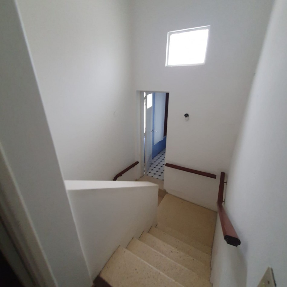 VENDO URQUIZA Y PERON. EXCELENTE CASA A REFACCIONAR