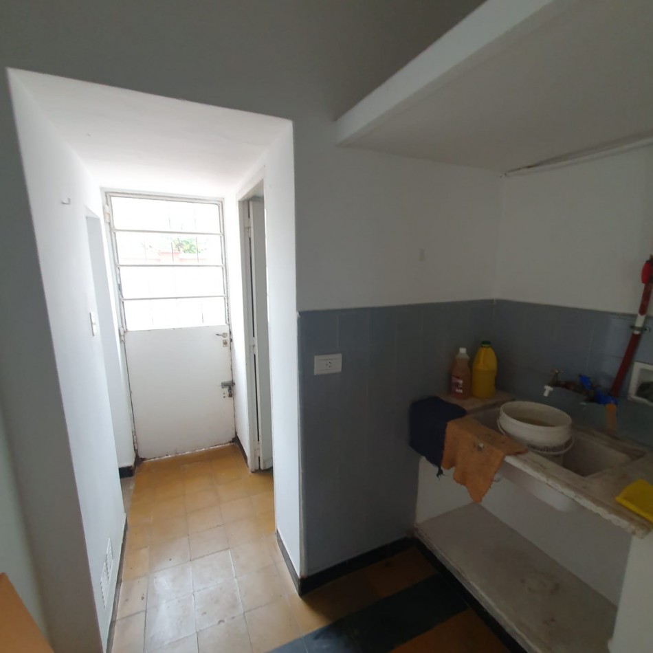 VENDO URQUIZA Y PERON. EXCELENTE CASA A REFACCIONAR
