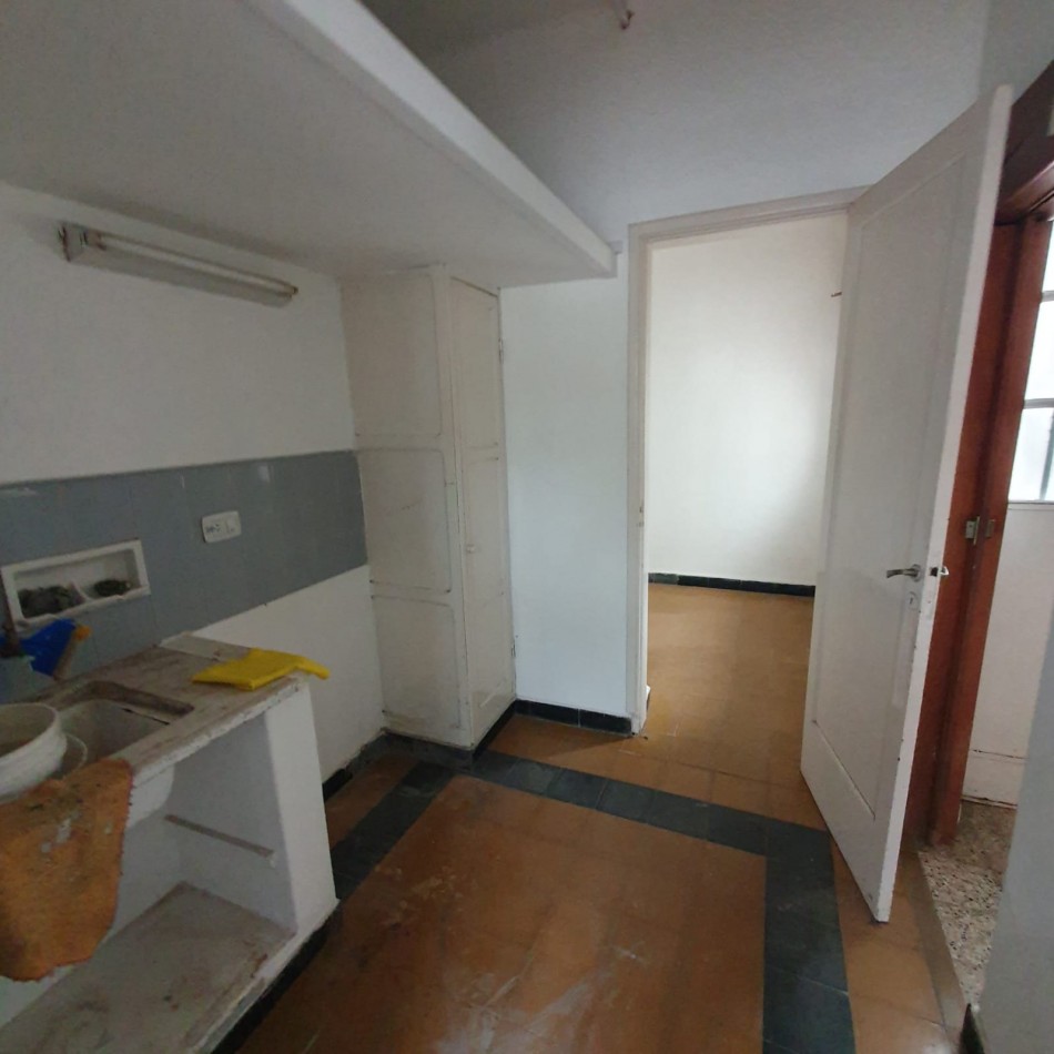 VENDO URQUIZA Y PERON. EXCELENTE CASA A REFACCIONAR