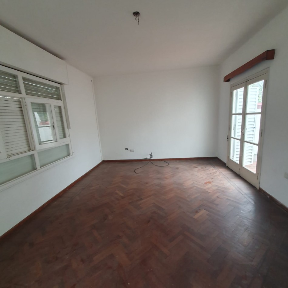 VENDO URQUIZA Y PERON. EXCELENTE CASA A REFACCIONAR