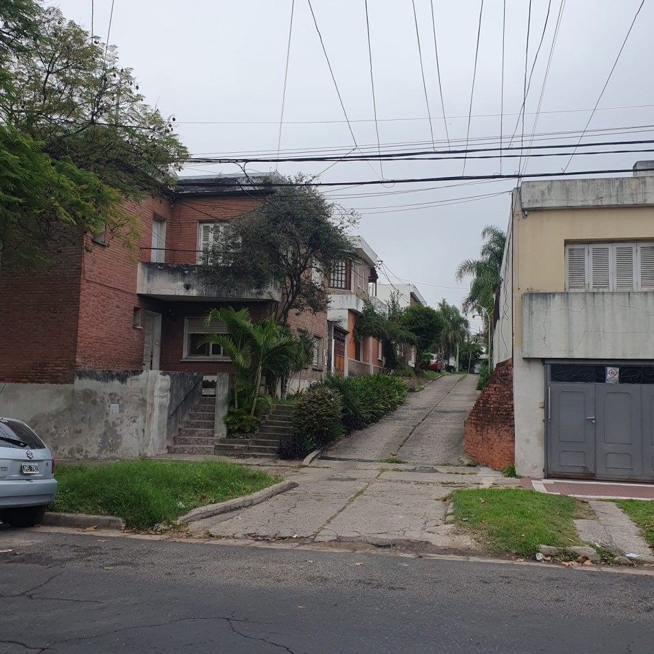 VENDO URQUIZA Y PERON. EXCELENTE CASA A REFACCIONAR