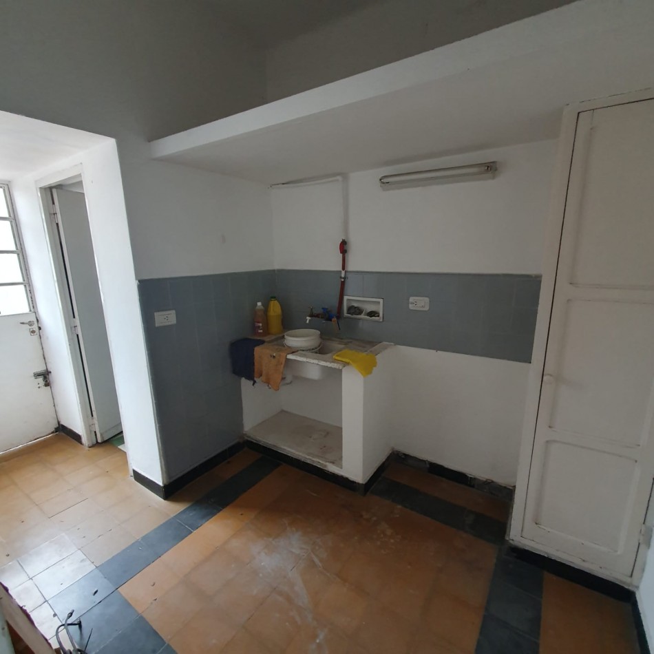 VENDO URQUIZA Y PERON. EXCELENTE CASA A REFACCIONAR