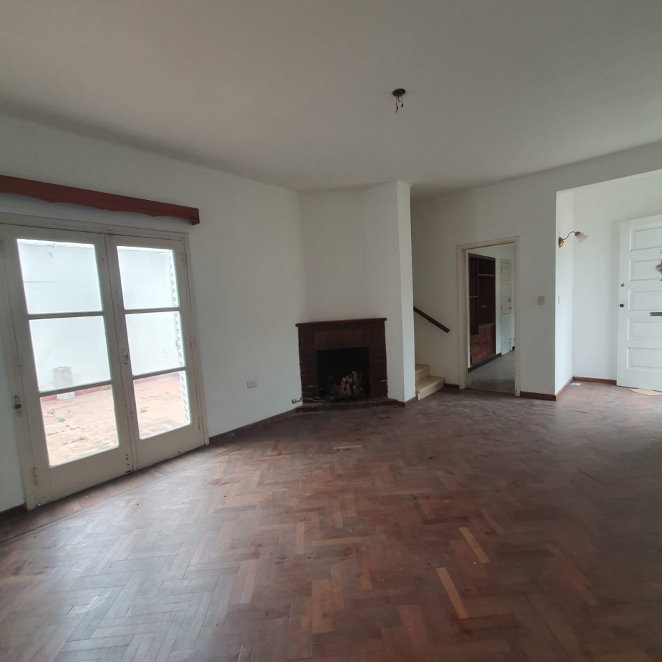 VENDO URQUIZA Y PERON. EXCELENTE CASA A REFACCIONAR