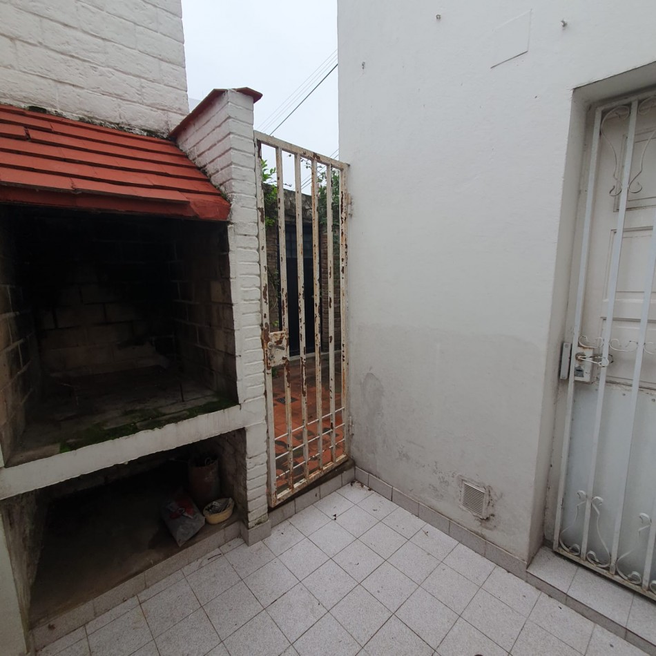VENDO URQUIZA Y PERON. EXCELENTE CASA A REFACCIONAR