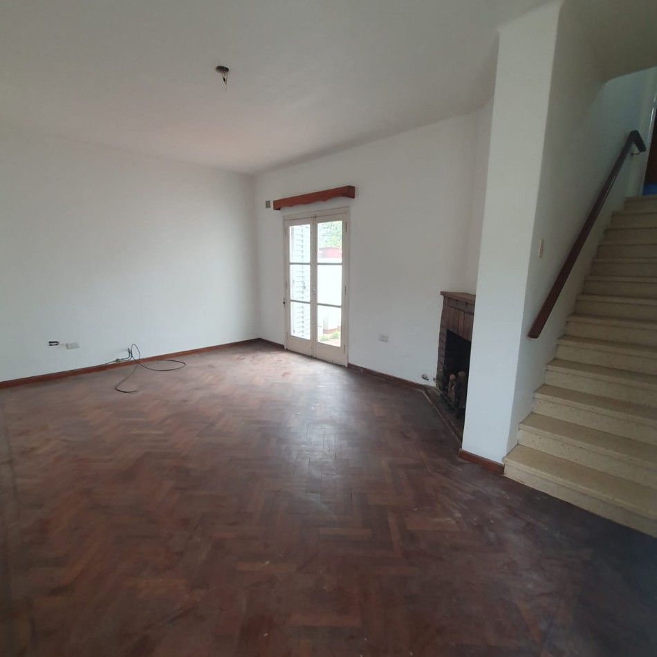 VENDO URQUIZA Y PERON. EXCELENTE CASA A REFACCIONAR