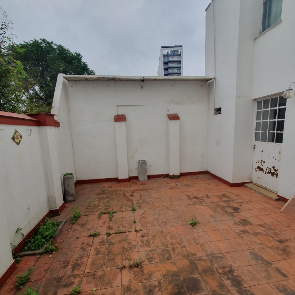 VENDO URQUIZA Y PERON. EXCELENTE CASA A REFACCIONAR