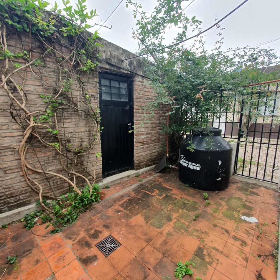 VENDO URQUIZA Y PERON. EXCELENTE CASA A REFACCIONAR