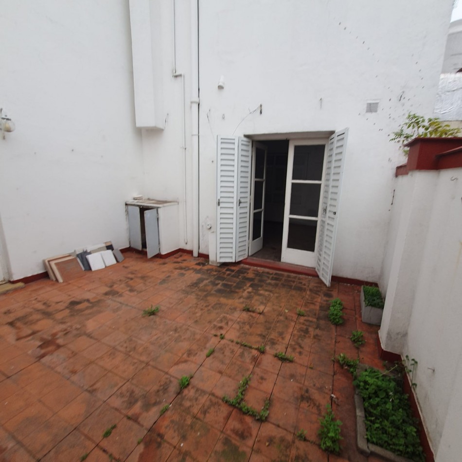VENDO URQUIZA Y PERON. EXCELENTE CASA A REFACCIONAR