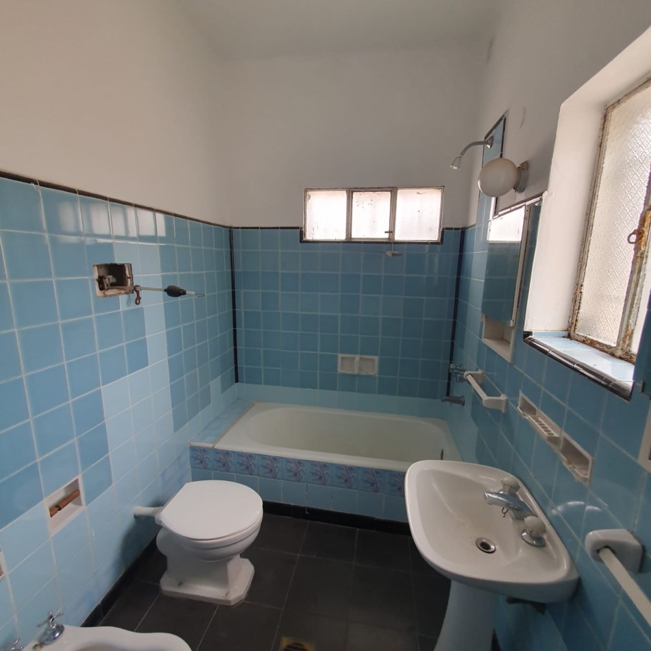 VENDO URQUIZA Y PERON. EXCELENTE CASA A REFACCIONAR