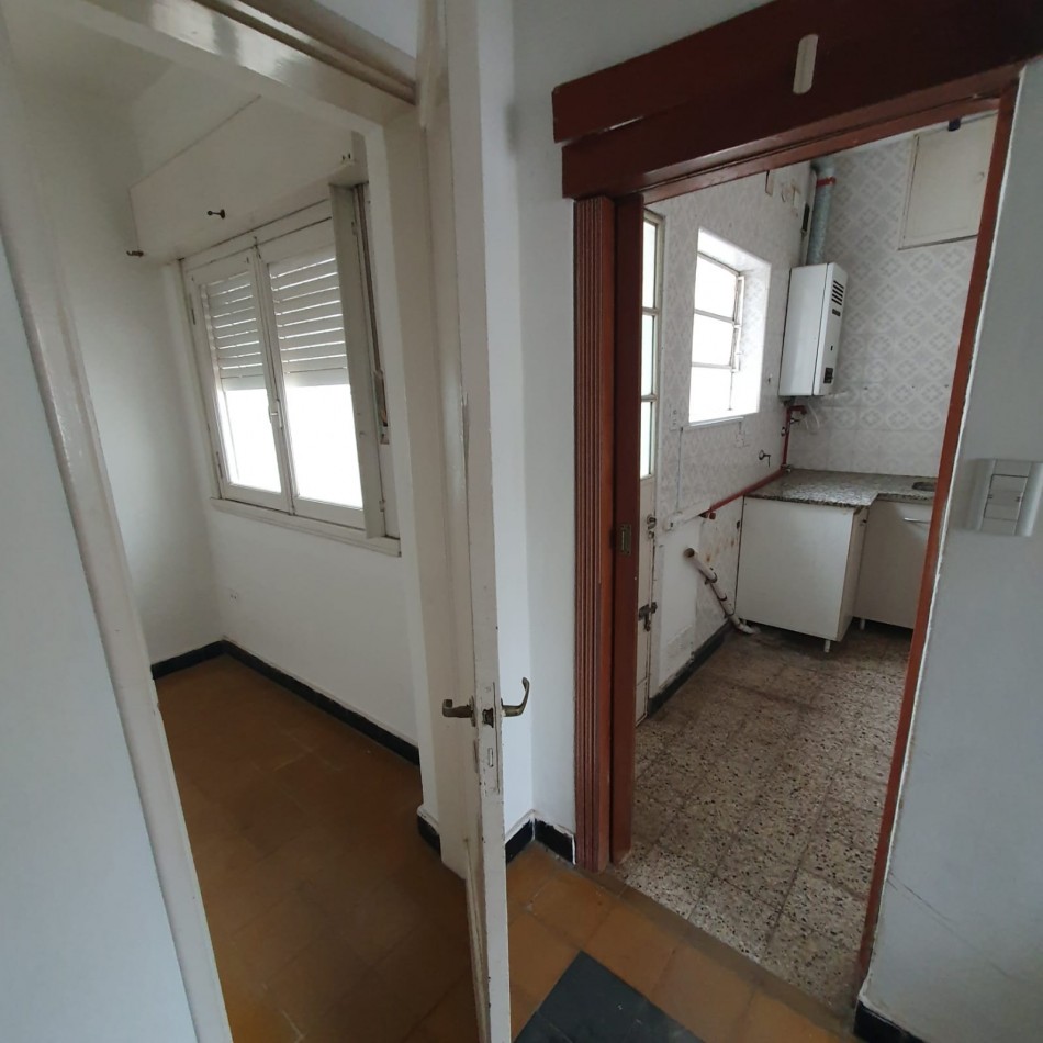 VENDO URQUIZA Y PERON. EXCELENTE CASA A REFACCIONAR