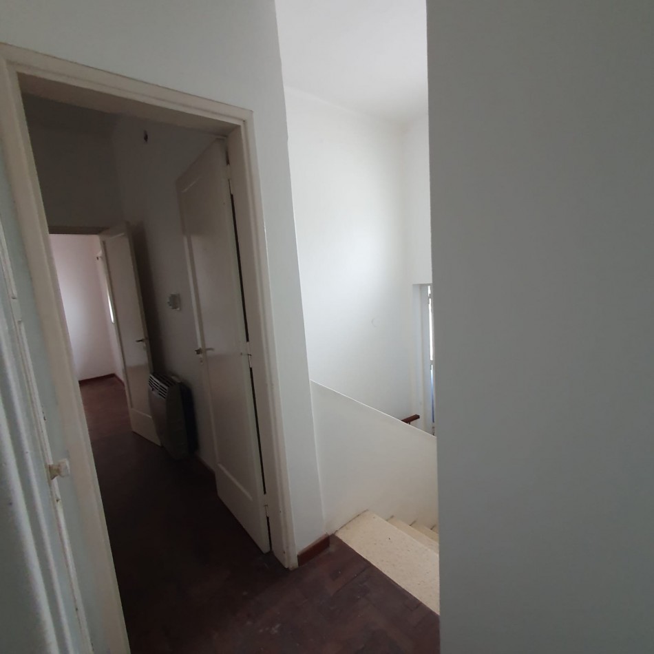 VENDO URQUIZA Y PERON. EXCELENTE CASA A REFACCIONAR