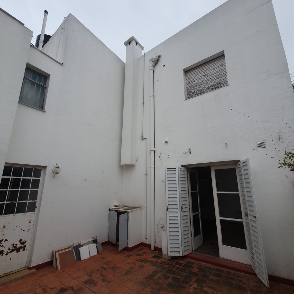 VENDO URQUIZA Y PERON. EXCELENTE CASA A REFACCIONAR
