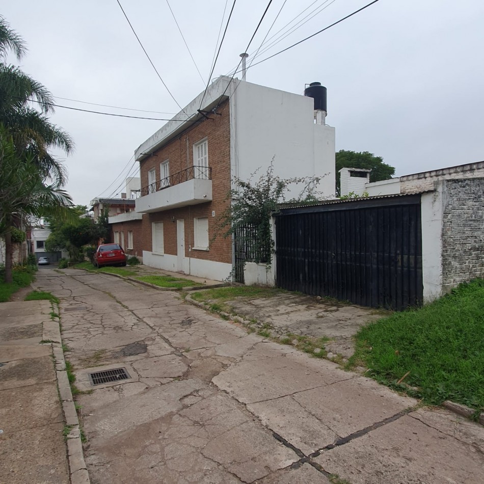 VENDO URQUIZA Y PERON. EXCELENTE CASA A REFACCIONAR